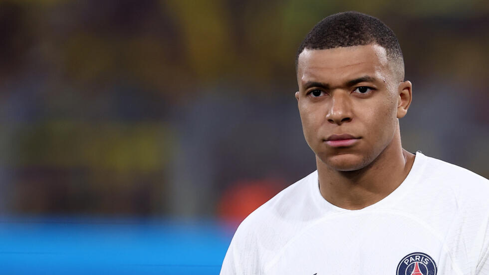 Kylian Mbappé antes de la ida de semifinales de la Liga de Campeones con el París Saint-Germain en el campo del Borussia Dortmund, en Dortmund (Alemania), el 1 de mayo de 2024