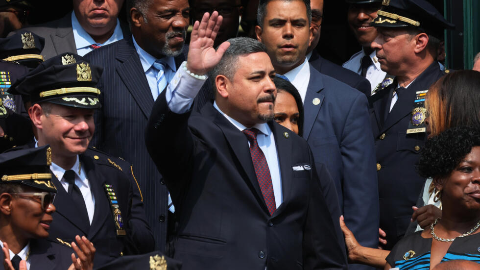 El primer latino en llegar al cargo de jefe del Departamento de Policía de Nueva York, Edward Caban, renunció al cargo tras verse salpicado por una investigación por corrupción que afecta a su hermano James Caban.