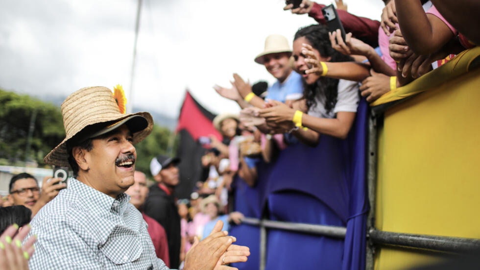 El presidente Nicolás Maduro saluda a unos simpatizantes durante una marcha por el 16 aniversario de las juventudes de su partido, el 12 de septiembre de 2024 en Caracas