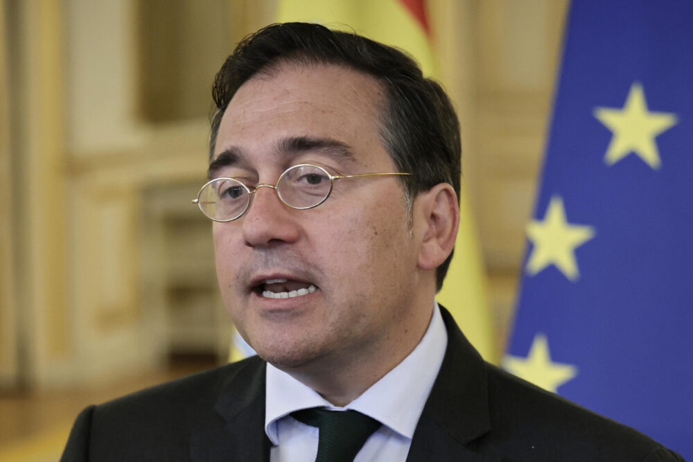 El ministro español José Manuel Albares habla con la prensa tras una visita a su homólogo francés, el 30 de agosto de 2024 en París