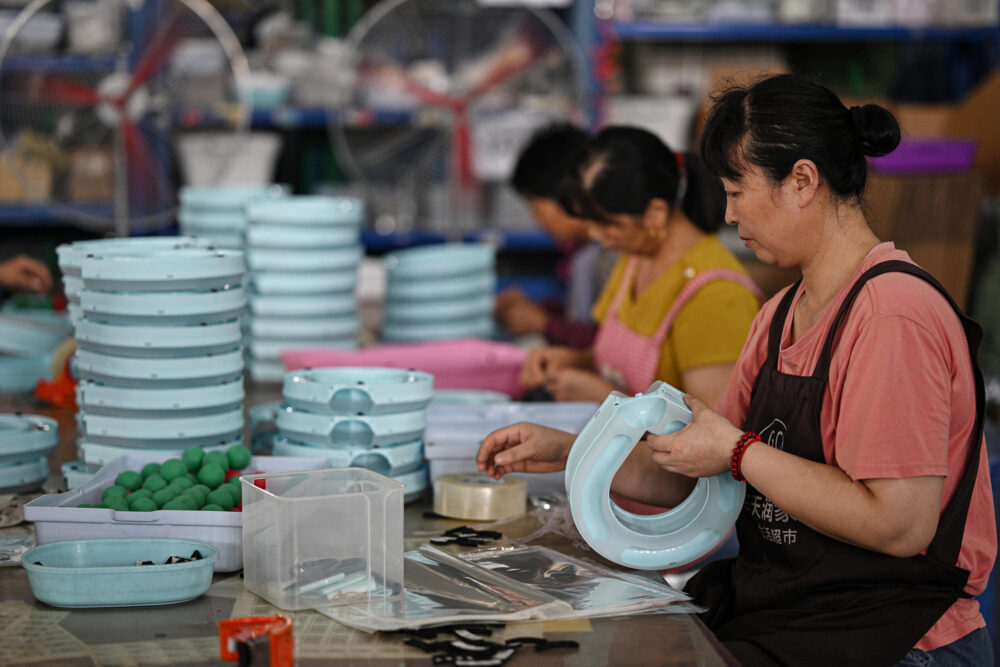 Unas empleadas trabajan en una fábrica de dispensadores de agua para mascotas en Suqian, al este de China, el 10 de septiembre de 2024