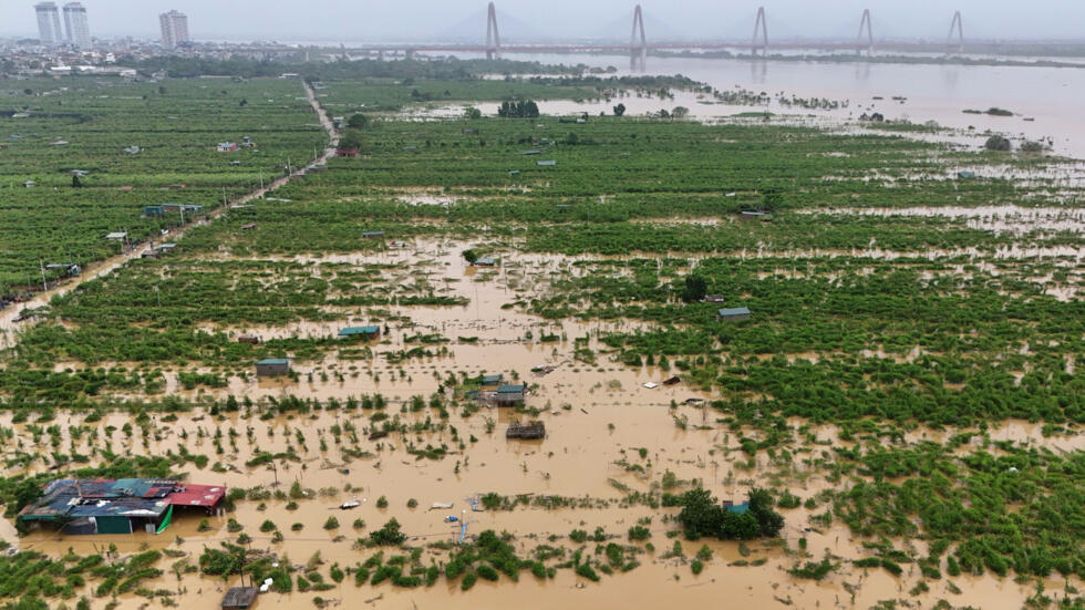 Vista aérea de campos y granjas inundados en Hanói, en el norte de Vietnam, el 12 de septiembre de 2024