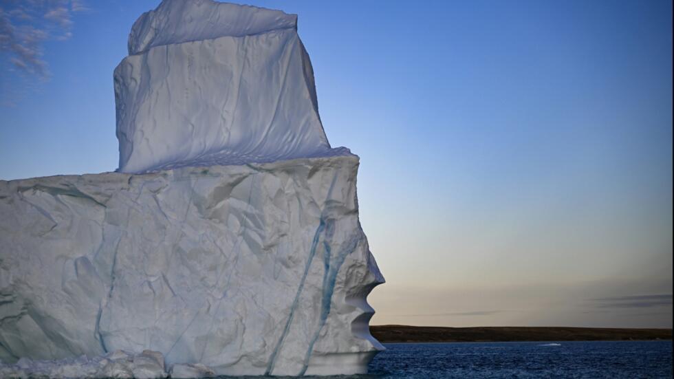 Un iceberg, desprendido a causa de las altas temperaturas, flota en las aguas del fiordo de Scoresby, en Groenlandia, el 12 de agosto de 2023