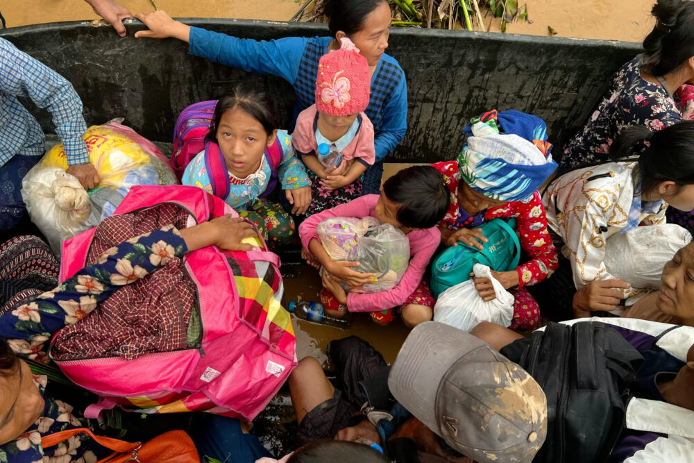 Habitantes transportados en bote en Pyinmana, en la región de Naypyidaw en Birmania, el 13 de septiembre de 2024, tras las fuertes lluvias provocadas por el tifón Yagi