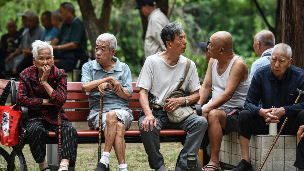 Personas mayores en un parque de Fuyang, China, el 13 de septiembre de 2024