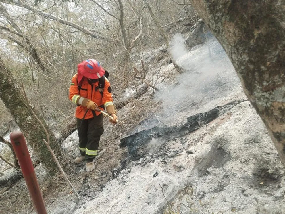 Un bombero trabaja en la mitigación de los incendios en Santa Cruz. Foto: Gobernación de Santa Cruz.