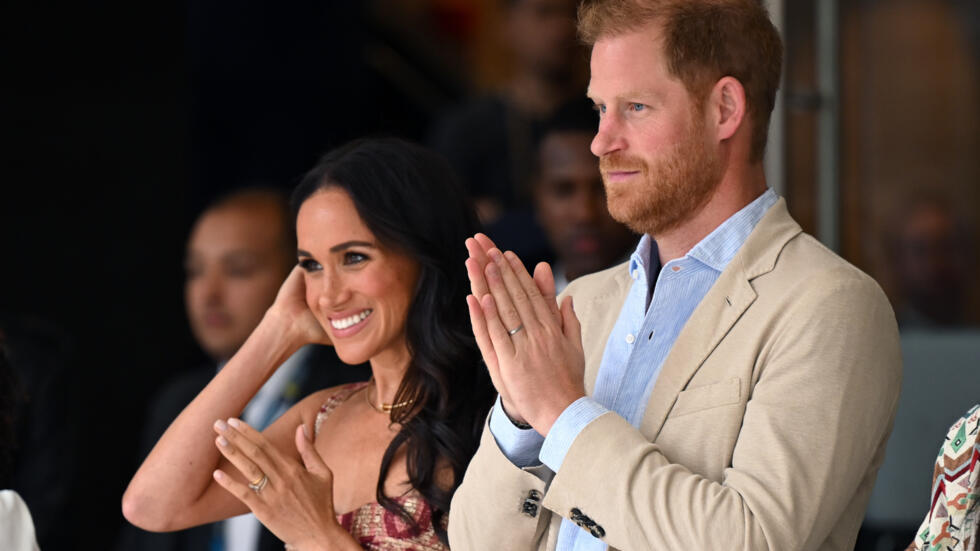 El príncipe Enrique y su esposa, la duquesa Meghan de Sussex, el 15 de agosto de 2024 en Bogotá