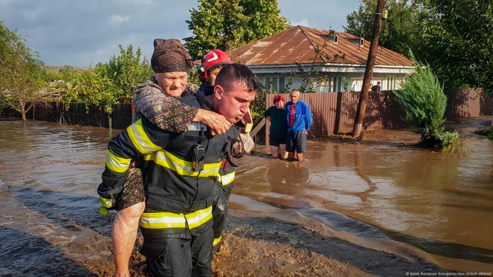 Rumania reportó el sábado 14 de septiembre de 2024 los primeros decesos por las fuertes lluvias. En la región suroriental de Galati, "cuatro personas fueron encontradas muertas", según los servicios de rescate. Varios lugares del país se inundaron y hubo que rescatar personas.