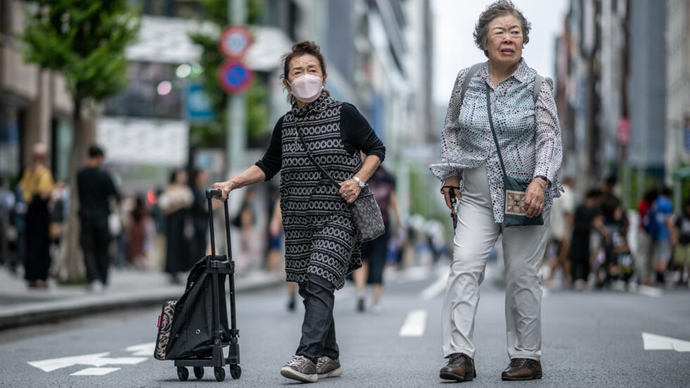 Dos mujeres caminan por una zona del distrito de Ginza, en Tokio, el 16 de septiembre de 2024, Día del Respeto a las Personas Mayores