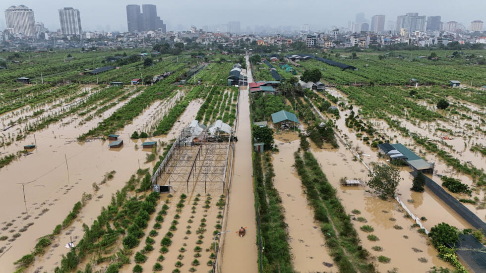 Vista aérea de granjas y campos inundados en Hanói el 12 de septiembre de 2024, luego de que intensas lluvias provocaran inundaciones en el norte de Vietnam tras el paso del tifón Yagi.