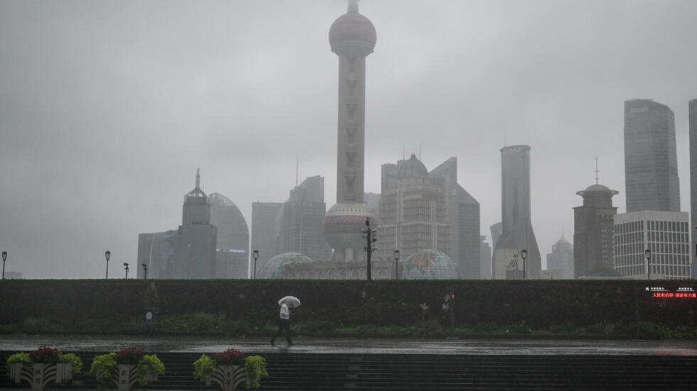 Un hombre camina solitario por el habitualmente ajetreado paseo The Bund en Shanghái, el 16 de septiembre de 2024