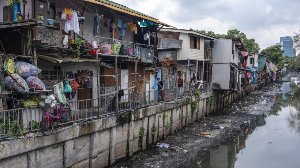 Residuos de plástico a lo largo del canal Khlong Toei en Bangkok el 13 de septiembre de 2024