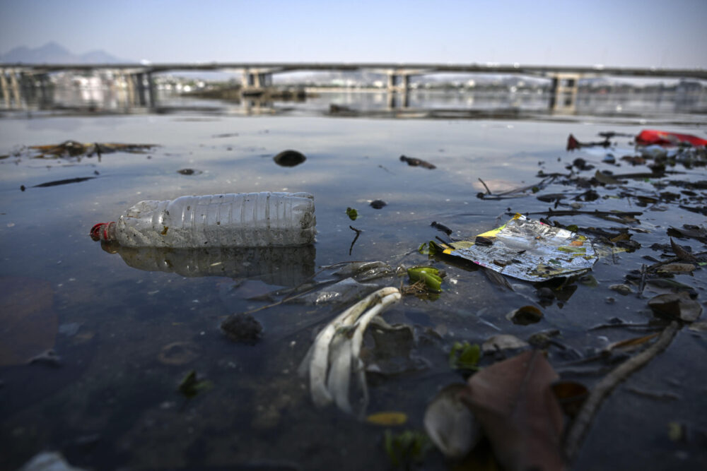 Residuos de plástico flotando en el agua en Rio de Janeiro el 12 de septiembre de 2024