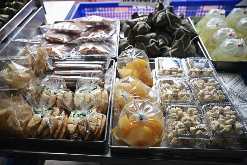 Dulces tradicionales tailandeses en envoltorios de plástico, el 4 de septiembre de 2024 en Bangkok