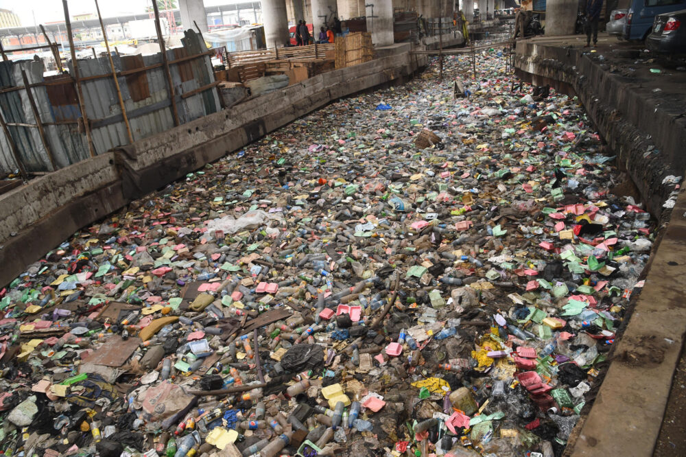 Residuos plásticos en un río de Lagos, el 29 de julio de 2022