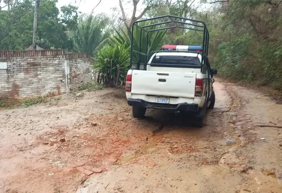 Una de las patrullas de la Policía Boliviana en el lugar del avasallamiento a una propiedad privada, en Porongo. Foto: Familia Schmidt.