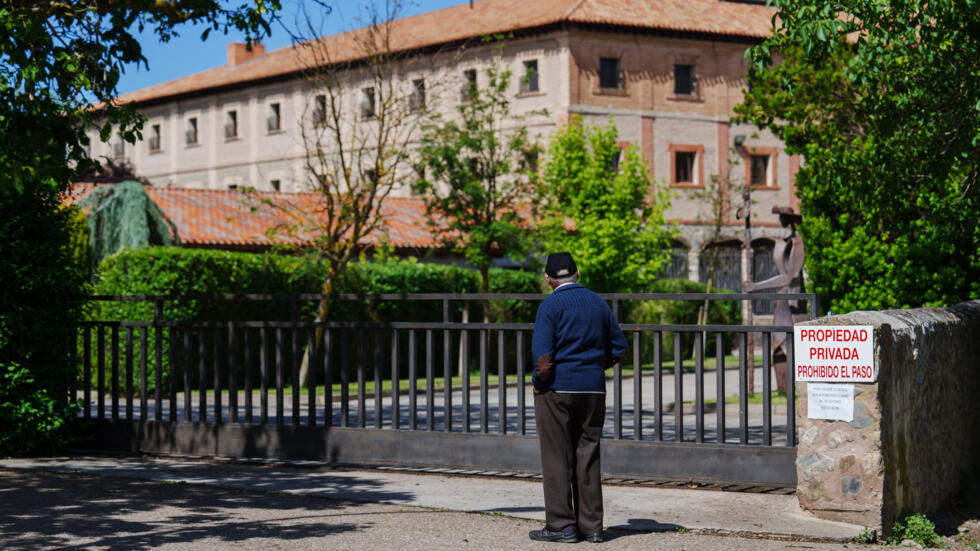 Un hombre observa desde su entrada el convento de Santa Clara de Belorado, pueblo de la provincia castellana de Burgos, el 19 de junio de 2024 al norte de España