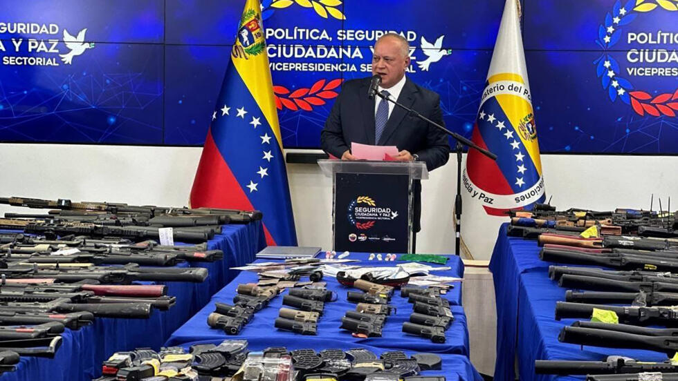 El ministro de Interior de Venezuela, Diosdado Cabello, en una rueda de prensa en Caracas el 14 de septiembre, entre armamento que, sostiene, fue decomisado y que iba a ser usado en "acciones terroristas"