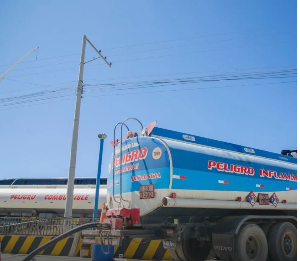 Una cisterna descarga combustible en una estación de servicio. Foto MHE