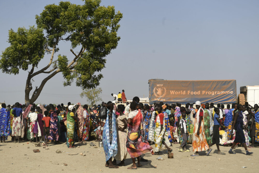 Unas mujeres desplazadas internas por las inundaciones esperan su turno para recibir raciones de comida el 7 de febrero de 2023 en Bentiu, en Sudán del Sur