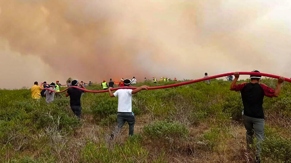 Las labores de extinción de un incendio forestal en la región amazónica del norte de Perú el 16 de septiembre de 2024