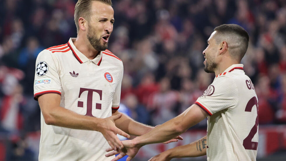 El jugador del Bayern Múnich Harry Kane (izquierda) celebra con Raphael Guerreiro un gol del Bayern Múnich, este martes 17 de septiembre ante el Dinamo Zagreb en la Liga de Campeones.