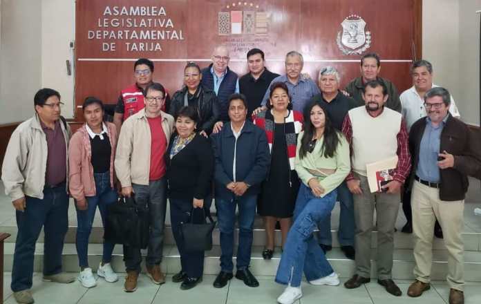 Asambleístas, cívicos y dirigentes tras primera socialización.