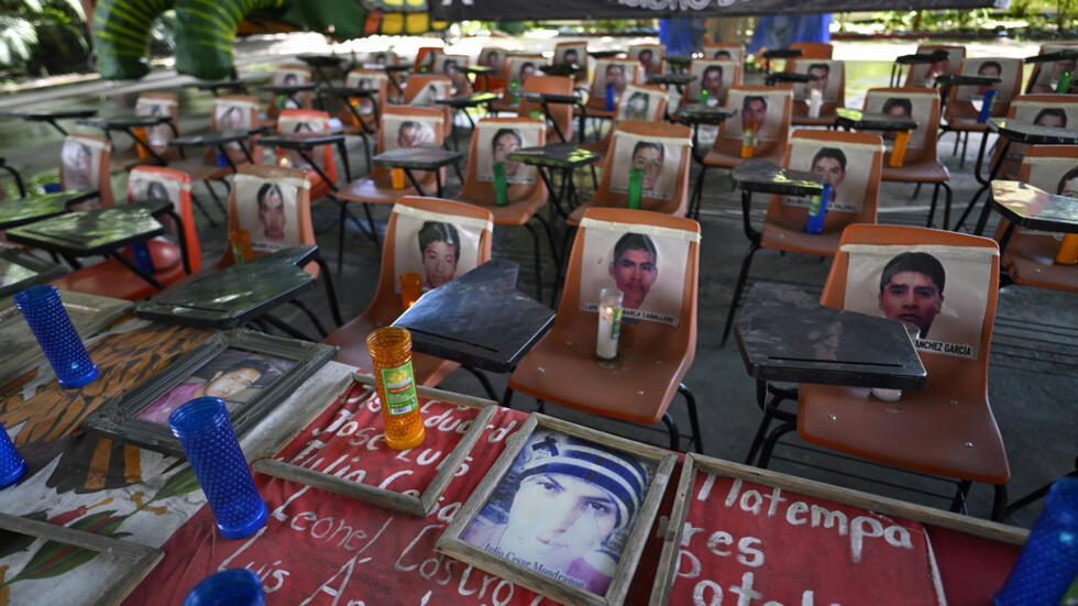 Fotos de los 43 estudiantes desaparecidos en 2014 conmemoran los 10 años de su desaparición en la Escuela Normal Rural de Ayotzinapa "Raúl Isidro Burgos" en Tixtla, estado de Guerrero, México, el 9 de septiembre de 2024