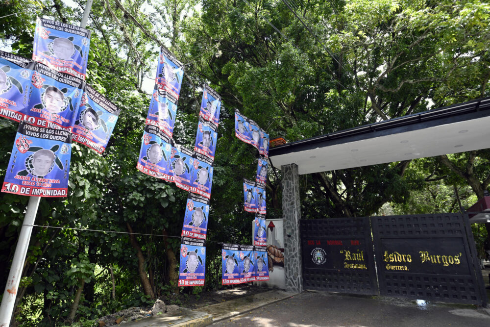 Fotos de los 43 estudiantes desaparecidos en 2014 a la entrada de la escuela normal rural de Ayotzinapa "Raúl Isidro Burgos" en Tixtla, estado de Guerrero, México, el 9 de septiembre de 2024