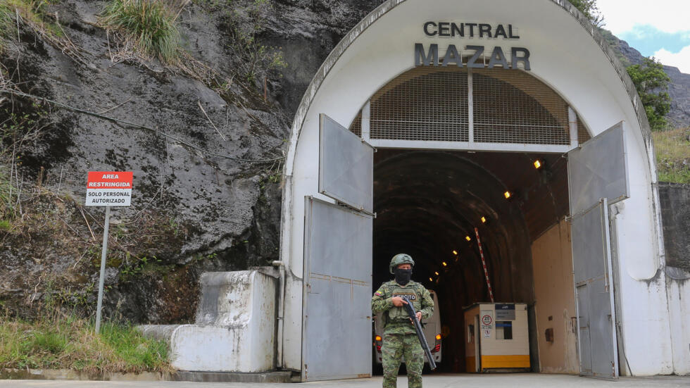 Un soldado monta guardia en la planta hidroeléctrica de Mazar, en Las Palmas, Ecuador, el 17 de septiembre de 2024