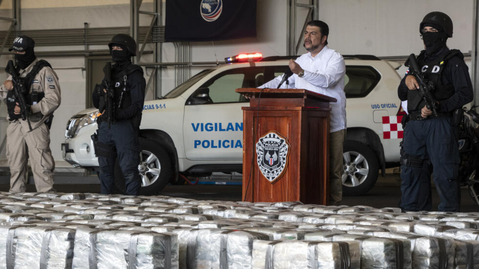 El ministro de Seguridad Pública de Costa Rica, Mario Zamora, durante una rueda de prensa tras el decomiso de dos toneladas de cocaína en el puerto de Limón, el 22 de octubre de 2023 en San José