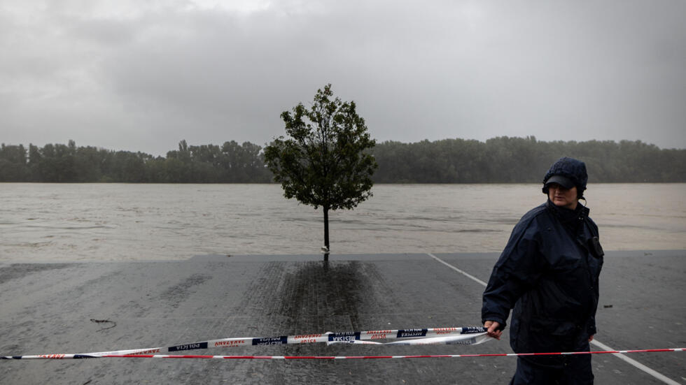 Un agente de la policía eslovaca acordona un tramo de las orillas del río Danubio ante el continuo aumento del nivel del agua, el 15 de septiembre de 2024 en Bratislava