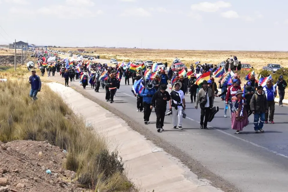 La Marcha para salvar Bolivia de los afines a Evo Morales avanza por la carretera La Paz- Oruro. Foto: Kawsachun Coca