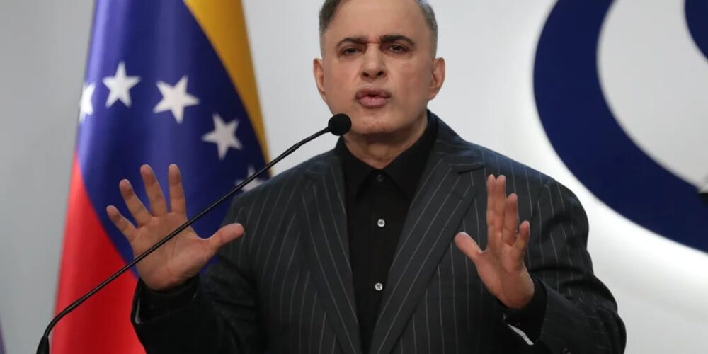 infobae on X: "🔴 REITERAMOS | La dictadura de Maduro emitió una orden de detención contra Javier Milei, Karina Milei y Patricia Bullrich https://t.co/tOYslGlXvq" / X