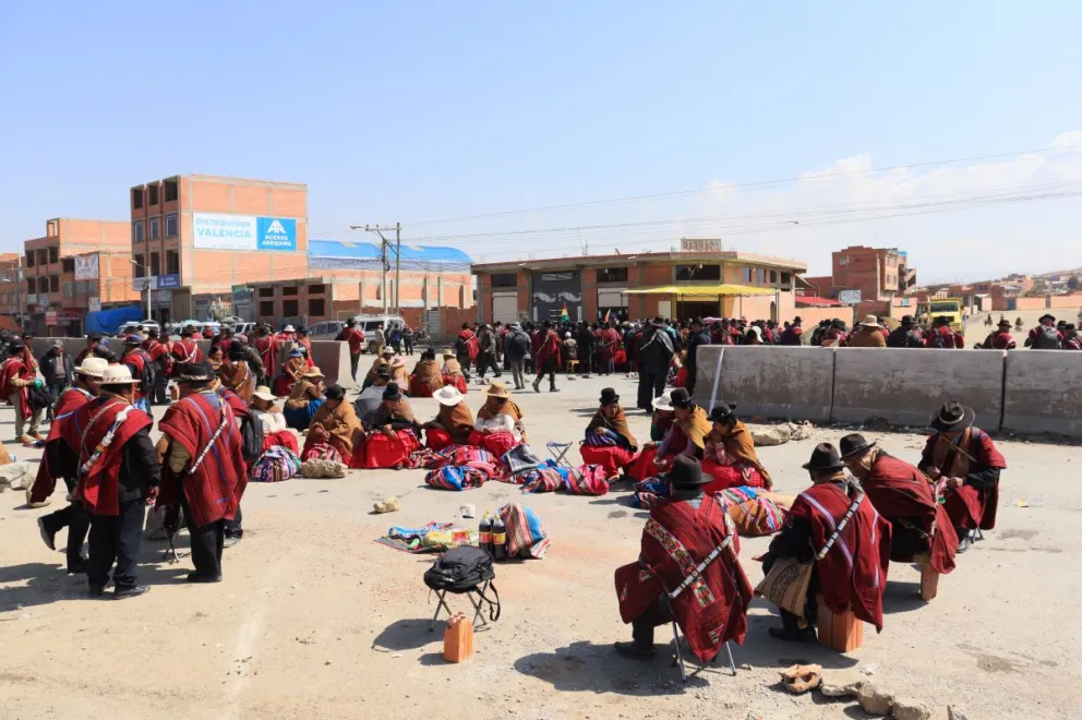 Bloqueo de los campesinos Ponchos Rojos. Foto: APG