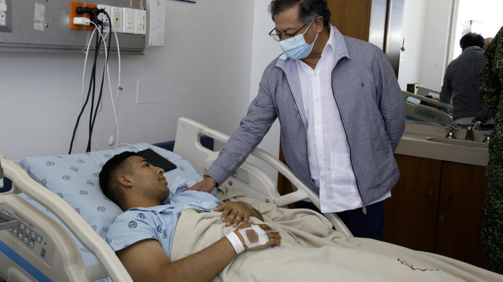 Fotografía cedida por la oficina de prensa de la Presidencia de Colombia que muestra al mandatario Gustavo Petro visitando a un soldado herido en un ataque atribuido a la guerrilla ELN en el Hospital Militar de Bogotá, Colombia, el 18 de septiembre de 2024