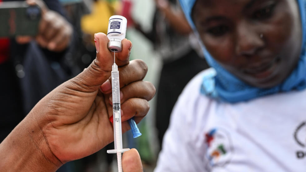 Una enfermera prepara una dosis de la vacuna contra la malaria en el inicio de una campaña de inmunización para niños en La Marie d'Adobo, en la ciudad de Abiyán de Costa de Marfil, el 15 de julio de 2024