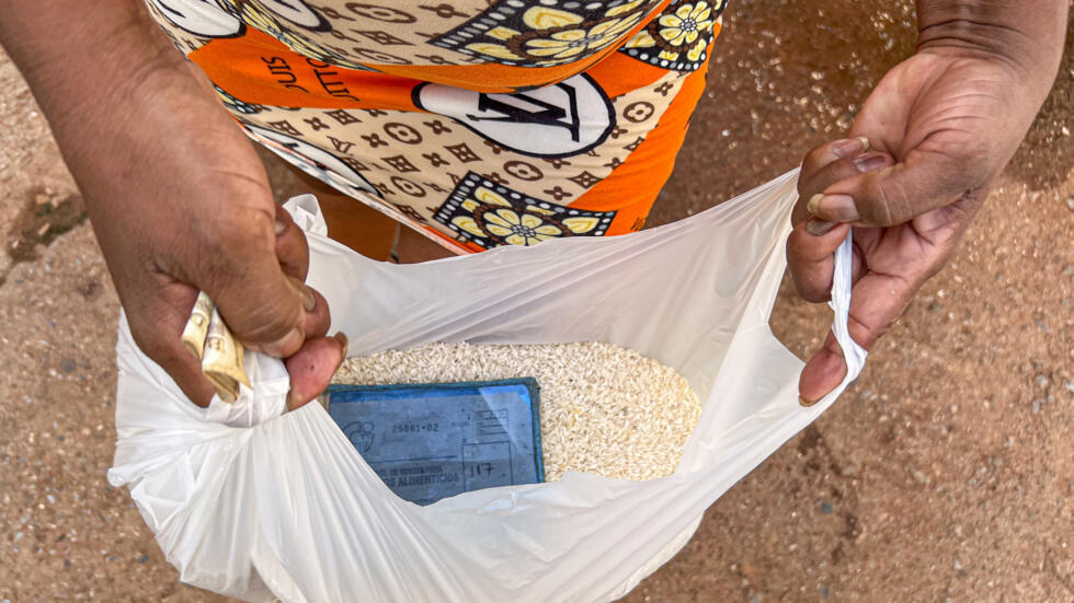 Una mujer muestra el arroz subsidiado que acaba de adquirir en una bodega en La Habana el 17 de septiembre de 2024.