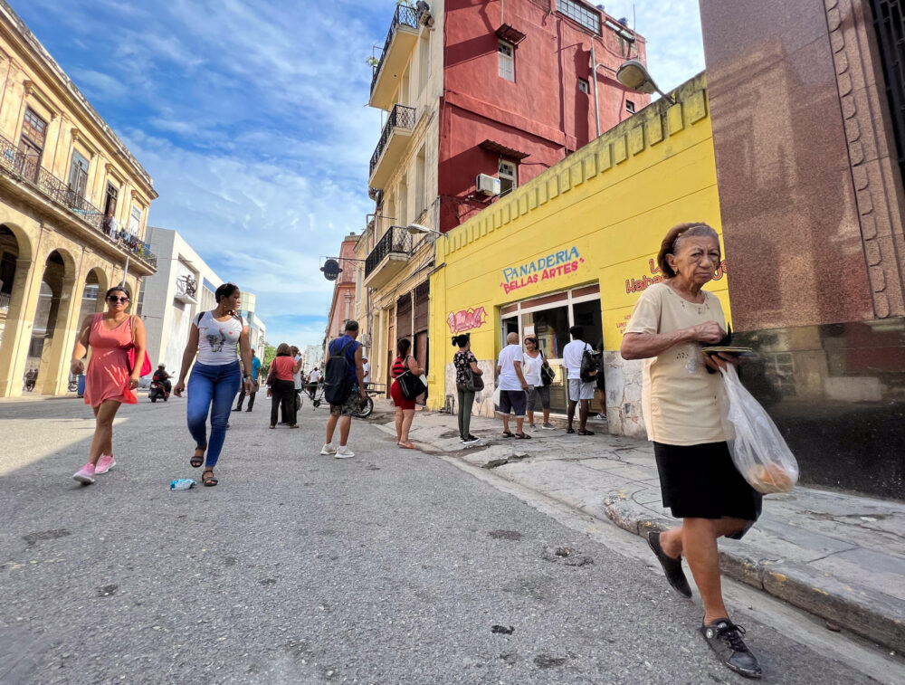 Cubanos hacen fila afuera de un expendio de pan en La Habana el 17 de septiembre de 2024.