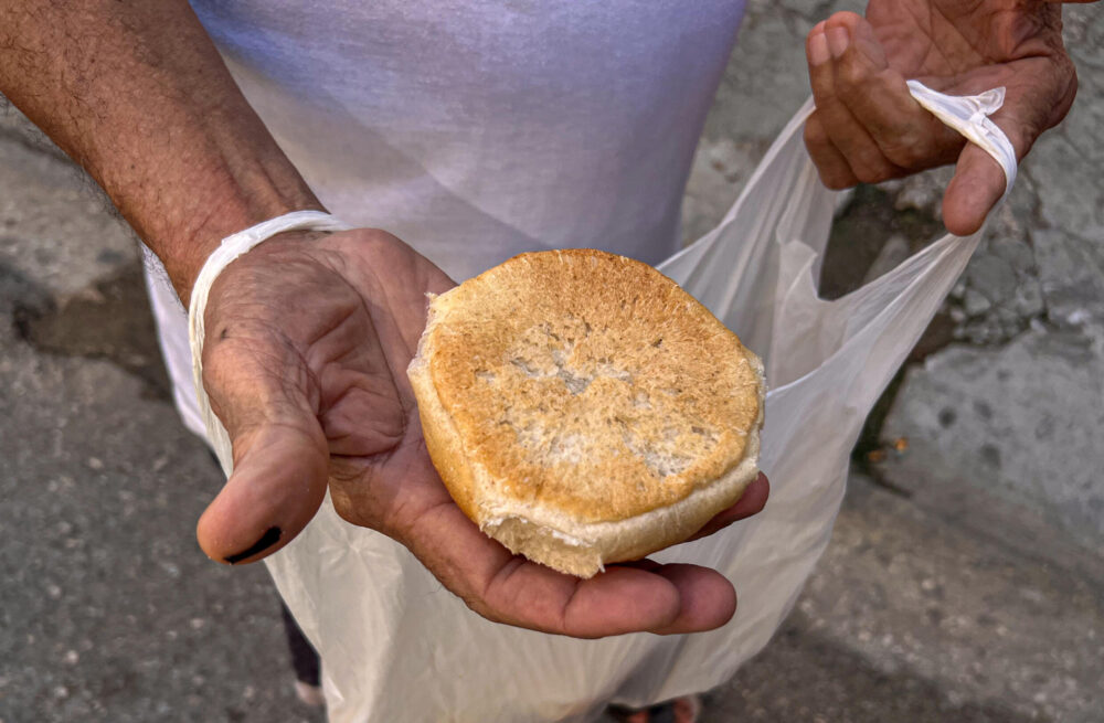 Un hombre muestra la ración que le toca de pan al día en La Habana, el 17 de septiembre de 2024.