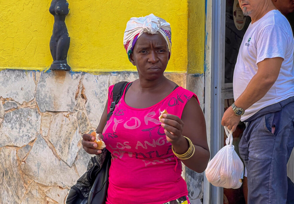 Una mujer afuera de un expendio de pan en La Habana, el 17 de septiembre de 2024.