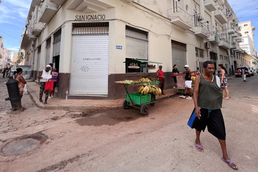 Cubanos esperan recoger alimentos subsidiados en una bodega de La Habana, el 17 de septiembre de 2024.