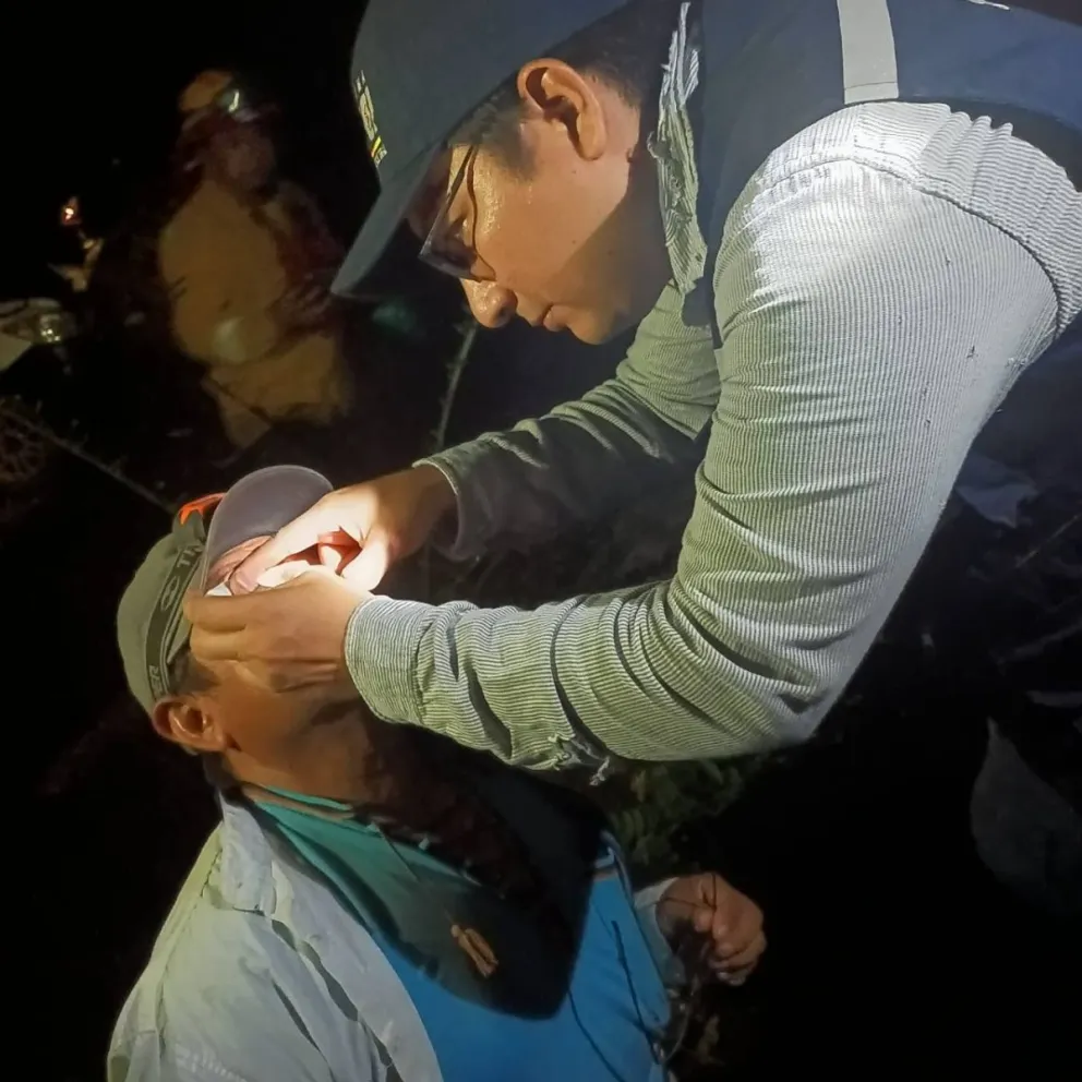 Médicos atienden a bomberos y pobladores que luchan contra el fuego. Foto: Ministerio de Salud 