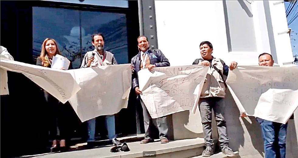 SUCRE. El plantón de los periodistas en puertas de la Fiscalía General del Estado ayer, jueves.