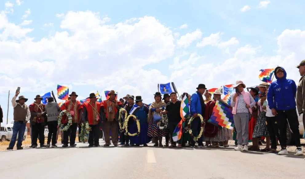 La marcha que lidera Morales durante su trayecto hacia La Paz. Foto: APG