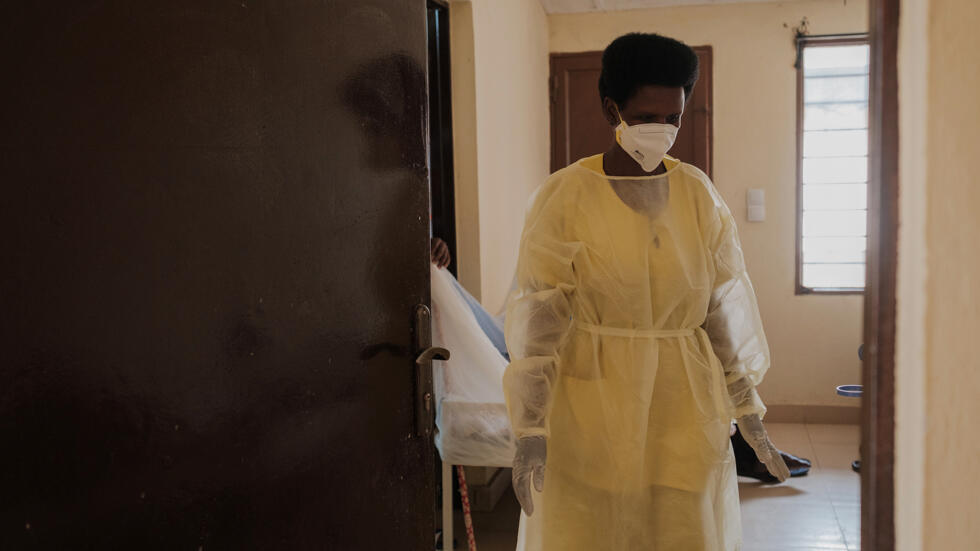 Una trabajadora sanitaria, el 22 de agosto de 2024 en el centro de tratamiento de mpox del Hospital Universitario Kamenge, en Bujumbura, Burundi