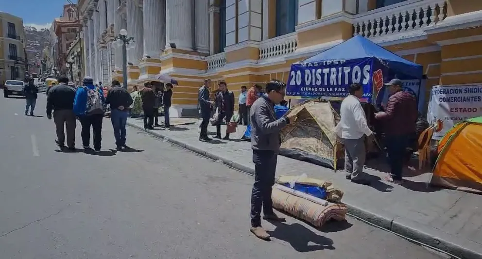 Personas levantan las carpas instaladas en la plaza Murillo. Foto: Captura de video