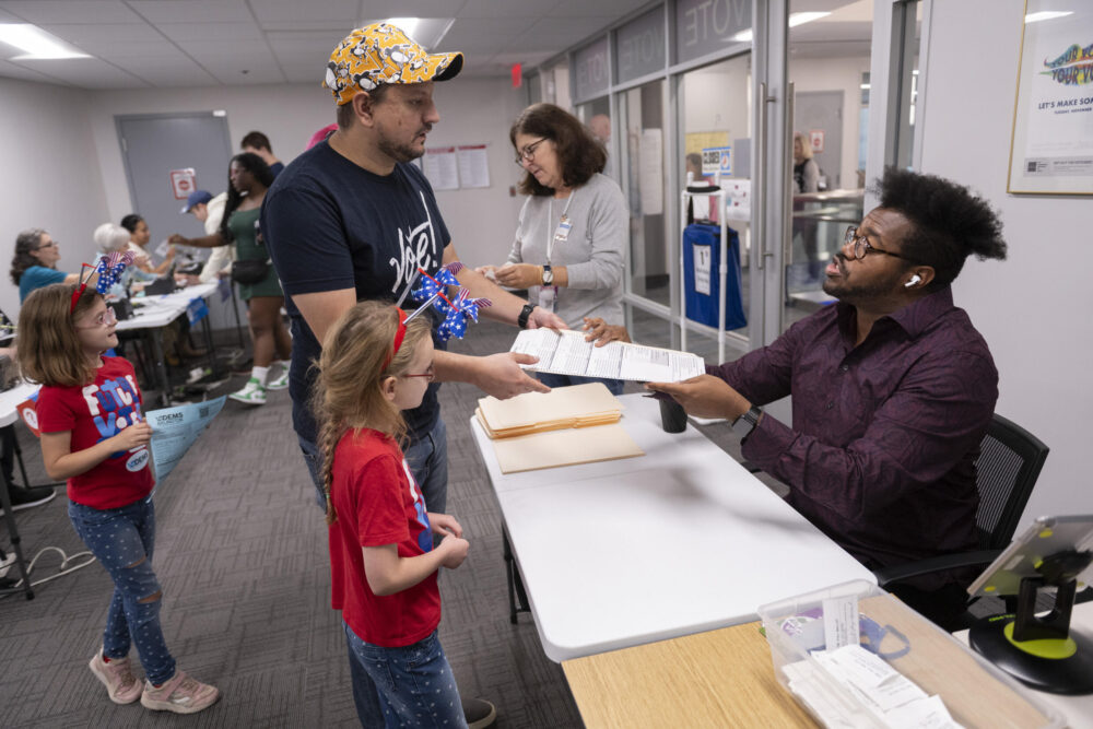 Primeros electores votan por anticipado en las elecciones presidenciales en Arlington, Virginia, Estados Unidos, el 20 de septiembre de 2024