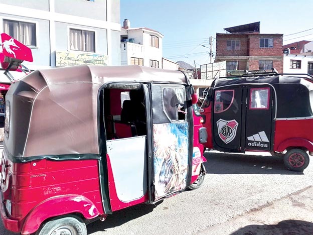 “Toritos” circulan por una calle de Cotagaita. / JORGE FERNÁNDEZ B.