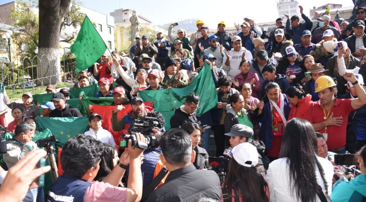 Organizaciones sociales afines al Gobierno y la Policía resguardan plaza Murillo ante la llegada de marcha evista